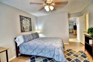 - une chambre avec un lit et un ventilateur de plafond dans l'établissement Centrally Located Parking Included, à Houston