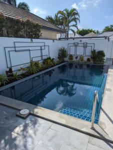 uma piscina em frente a uma casa em The Oasis Villa Just 150m to the Beach em Koh Samui