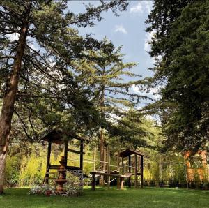 a park with a picnic table and a gazebo at Hotel Jardin Rincon de las Estrellas in Velasco