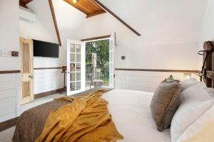 - une chambre avec un grand lit blanc et une fenêtre dans l'établissement Duart Stables, à Maffra