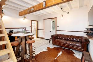 - un salon avec un canapé en cuir et une table dans l'établissement Duart Stables, à Maffra