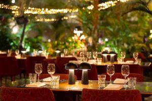 een tafel in een restaurant met wijnglazen erop bij Pavilion On Northbourne in Canberra