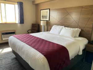 a hotel room with a large bed in a room at Americas Best Value Inn Lynnwood in Lynnwood