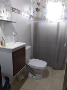 ein Bad mit einem WC, einem Waschbecken und einer Dusche in der Unterkunft Casa do Sossego Guarajuba Barra do Jacuípe in Camaçari