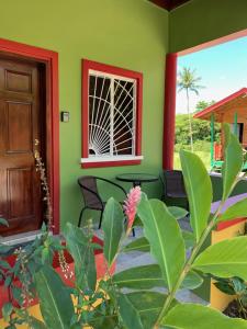 um quarto com paredes verdes e uma porta e uma planta em Green Queendom Farm and Lodging em Oracabessa