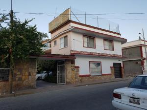 een witte auto geparkeerd voor een gebouw bij Hotel maris in Ixtapan de la Sal