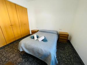 1 dormitorio con 1 cama con 2 toallas en Casa Amparo CUARTO DE BAÑO REFORMADO Y TUBERÍAS NUEVAS, en Deltebre