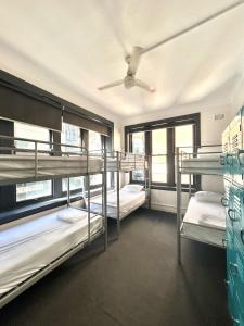 מיטה או מיטות קומותיים בחדר ב-The Downing Hostel