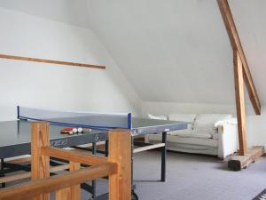 Habitación con mesa de ping pong y cama en Splendid Holiday Home in Vlessart with Sauna, en Vlessart