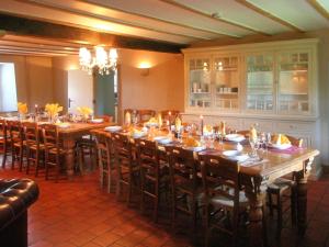 un comedor con una mesa larga y sillas en Splendid Holiday Home in Vlessart with Sauna, en Vlessart