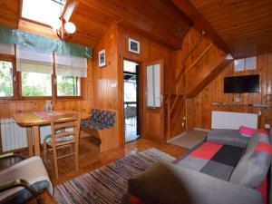 un soggiorno con un divano e un tavolo di Holiday Home in Vrbovsko near Kama nik Trail a Vrbovsko