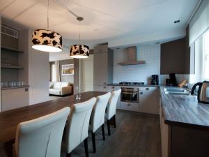 Kuchyň nebo kuchyňský kout v ubytování Villa in Texel with Luxurious Comfort