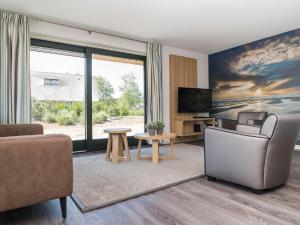 Μια τηλεόραση ή/και κέντρο ψυχαγωγίας στο Charming Thatched Villa in Texel