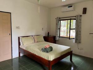 una camera da letto con un letto con una borsa sopra di Boli Boli Guesthouse a Sere Kunda