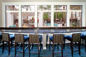 - un bar avec des chaises et une table dans un bâtiment dans l'établissement Residence Inn Scottsdale North, à Scottsdale