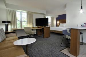 une chambre d'hôtel avec un lit et un salon dans l'établissement Residence Inn Scottsdale North, à Scottsdale