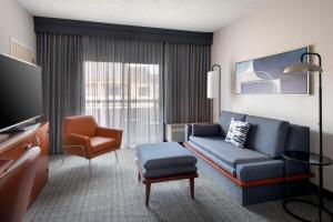Courtyard by Marriott New Haven Wallingford的休息区