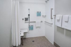Courtyard by Marriott New Haven Wallingford的一间浴室