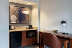 Courtyard by Marriott New Haven Wallingford的厨房或小厨房