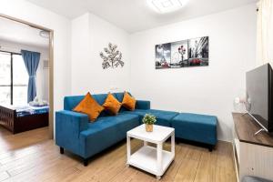 TV a/nebo společenská místnost v ubytování PineSuites Relaxing 2-bedroom condo with pool and garden view accepts small pets only