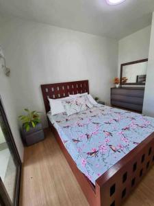 Postel nebo postele na pokoji v ubytování PineSuites Relaxing 2-bedroom condo with pool and garden view accepts small pets only