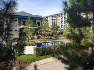 Bazén v ubytování PineSuites Relaxing 2-bedroom condo with pool and garden view accepts small pets only nebo v jeho okolí
