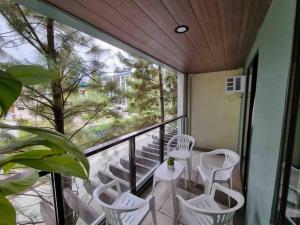 Balkón nebo terasa v ubytování PineSuites Relaxing 2-bedroom condo with pool and garden view accepts small pets only