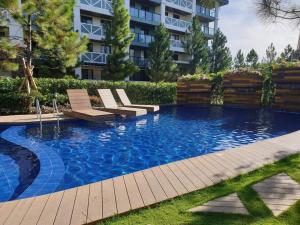 Bazén v ubytování PineSuites Relaxing 2-bedroom condo with pool and garden view accepts small pets only nebo v jeho okolí