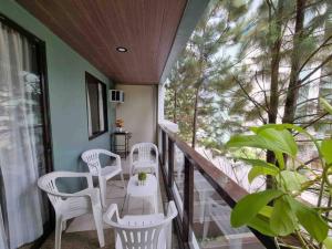 Balkón nebo terasa v ubytování PineSuites Relaxing 2-bedroom condo with pool and garden view accepts small pets only