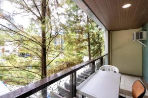 Balkón nebo terasa v ubytování PineSuites Relaxing 2-bedroom condo with pool and garden view accepts small pets only