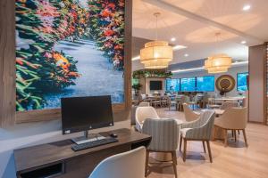 TV a/nebo společenská místnost v ubytování Fairfield by Marriott Medellin Sabaneta