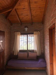 El Nogalito Mina Clavero في Arroyo de Los Patos: سرير في غرفة مع نافذة