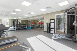 einen Fitnessraum mit mehreren Laufbändern und Maschinen in einem Zimmer in der Unterkunft Fairfield Inn & Suites by Marriott Wichita Falls Northwest in Wichita Falls