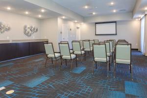 une chambre avec une rangée de chaises et un écran dans l'établissement Fairfield Inn & Suites by Marriott Wichita Falls Northwest, à Wichita Falls