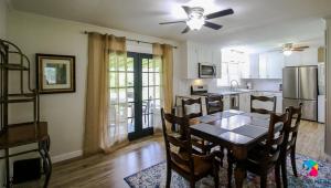 cocina y comedor con mesa y sillas en Savannah Home In Northwood en Savannah