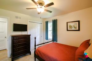 1 dormitorio con 1 cama y vestidor con TV en Savannah Home In Northwood en Savannah