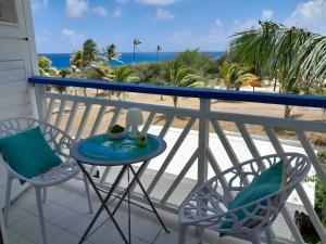 Un balcon sau o terasă la Studio COEUR PASSION VUE MER charme et standing