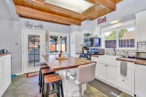 Η κουζίνα ή μικρή κουζίνα στο Jay Bird Landing Escape- Hot Tub- Central Location