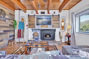 Μια τηλεόραση ή/και κέντρο ψυχαγωγίας στο Jay Bird Landing Escape- Hot Tub- Central Location