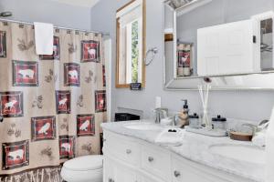 Η κουζίνα ή μικρή κουζίνα στο Jay Bird Landing Escape- Hot Tub- Central Location +16 φωτογραφίες