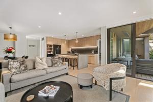 Nhà bếp/bếp nhỏ tại Central Queenstown Villa & Spa by Staysouth
