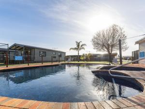 a swimming pool in front of a building at NRMA Yarrawonga Mulwala Holiday Park in Mulwala