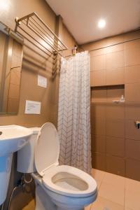 een badkamer met een toilet, een wastafel en een douche bij The Ridge Coron in Coron