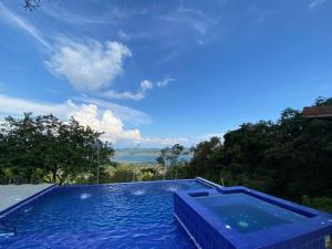 una piscina blu con vista sull'oceano di Zen Oasis, second floor! a Calima