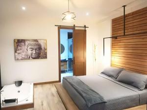 una camera con letto king-size e lavandino di Zen Oasis, second floor! a Calima