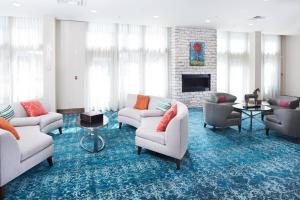 uma grande sala de estar com sofás e uma lareira em Fairfield Inn & Suites by Marriott Savannah Downtown/Historic District em Savannah
