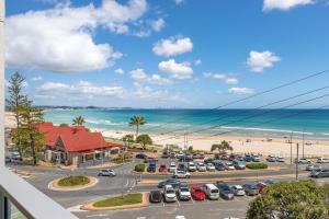 eine Luftansicht auf einen Parkplatz und den Strand in der Unterkunft Amazing beach view and perfect location Kirra in Gold Coast