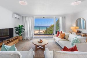 ein Wohnzimmer mit Blick auf den Strand in der Unterkunft Amazing beach view and perfect location Kirra in Gold Coast