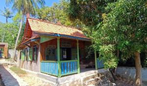 卡里孟加瓦的住宿－Alam Kita，一间红色屋顶和蓝色装饰的小房子
