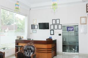 un ufficio con sedia, scrivania e finestra di WISMA KUSUMA HOTEL 